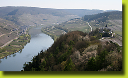 Zeller-Hamm mit der Marienburg, links Zell-Merl